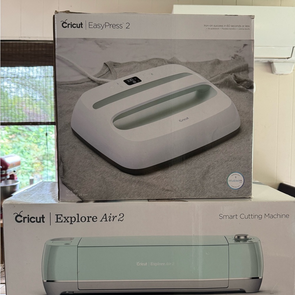Cricut EasyPress 2 and Explore Air 2 in White and Mint